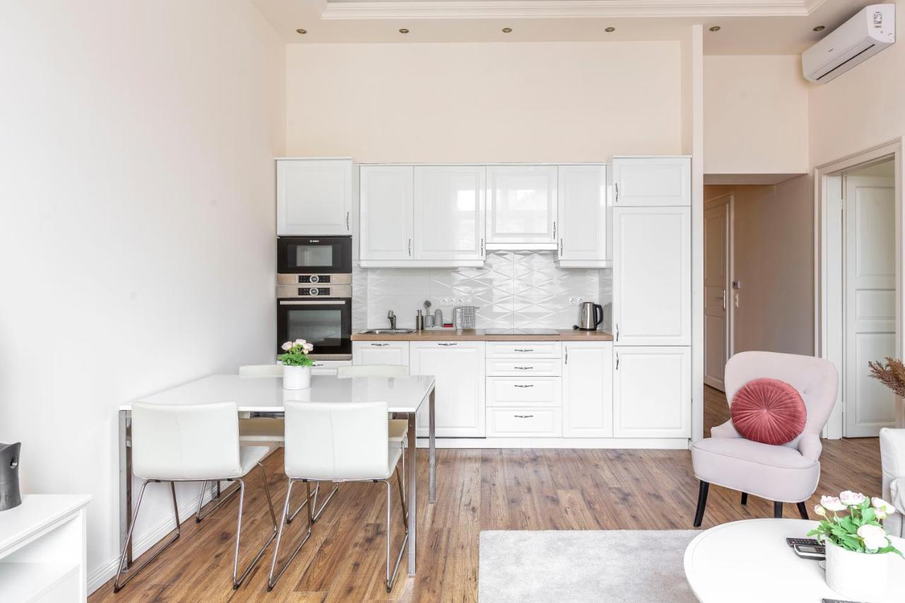 Luxurious Central Apartment In Liszt Ferenc Square بودابست المظهر الخارجي الصورة
