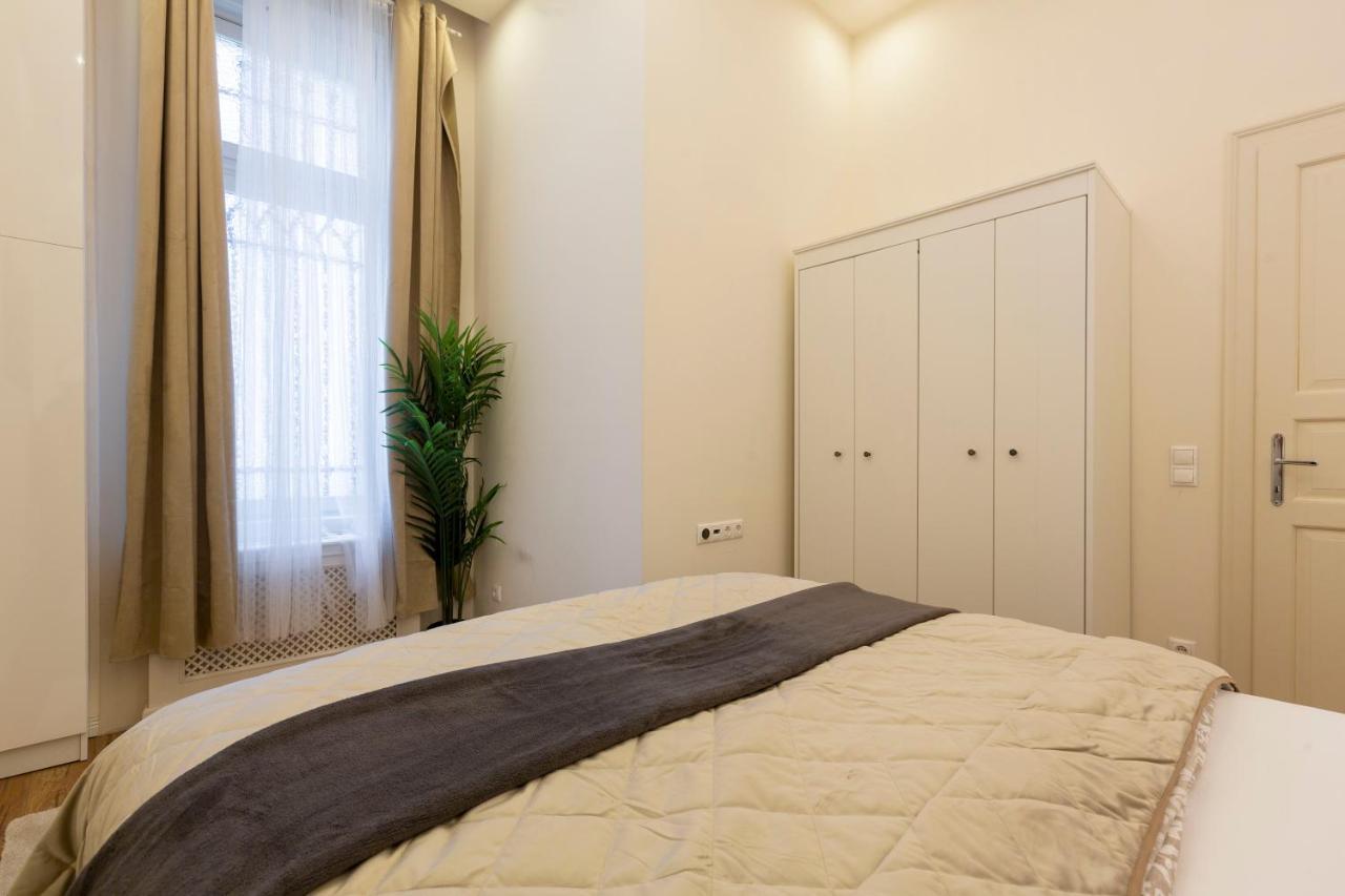 Luxurious Central Apartment In Liszt Ferenc Square بودابست المظهر الخارجي الصورة